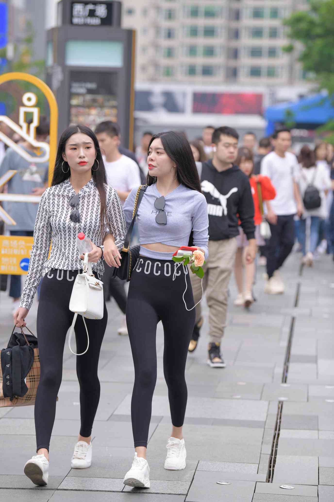 图片[2]-【免费】逛街的两个瑜伽裤姑娘【40P】04030-探姐姐