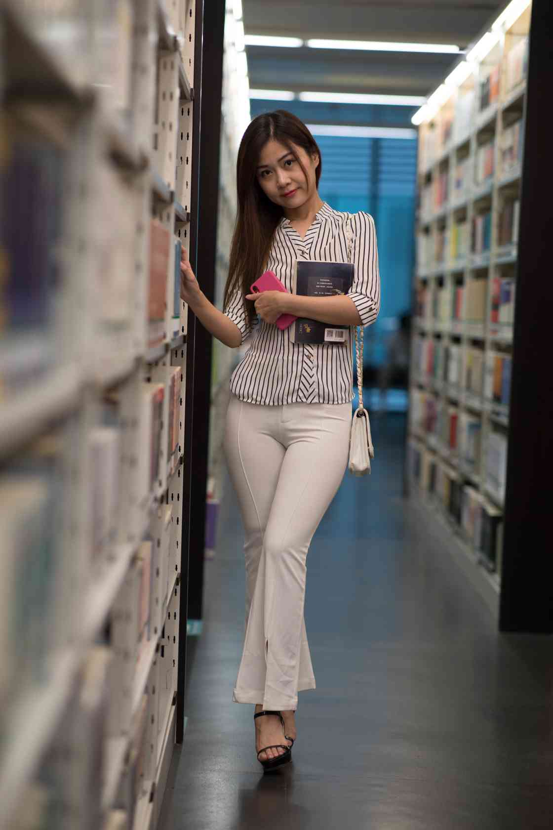 图片[5]-逛书店的白色紧身裤女孩【450P】04040-探姐姐