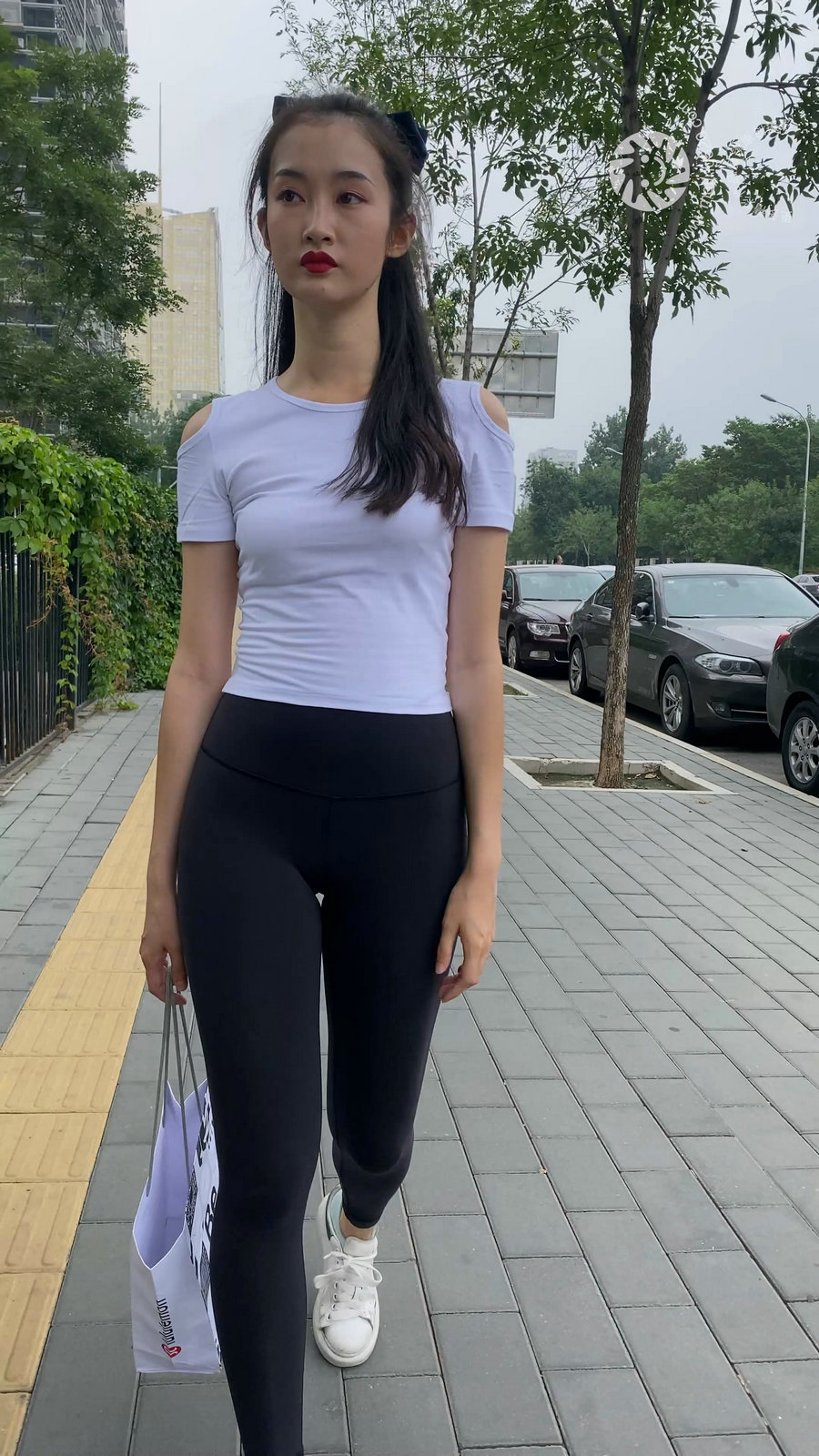 图片[1]-黑色瑜伽裤逛街的女孩J4000 MP4-7.76GB-探姐姐