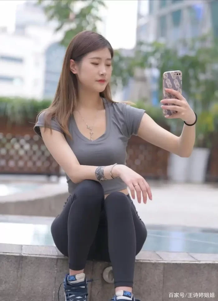 图片[2]-有小虎牙非常甜美的瑜伽裤女孩-探姐姐