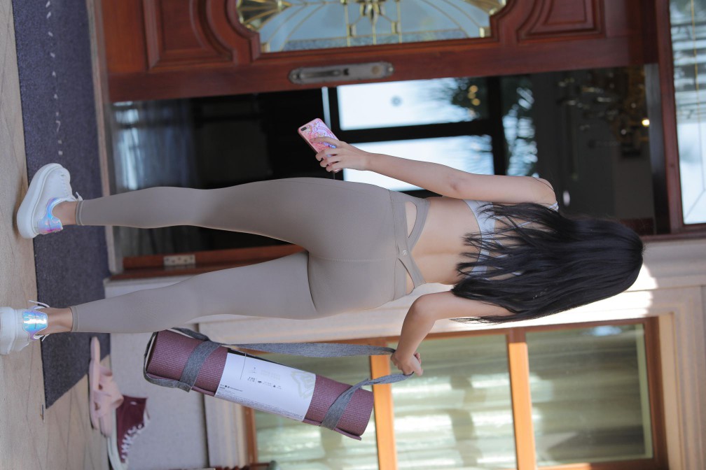 图片[5]-灰色瑜伽裤温柔的女孩【369P】00058-探姐姐