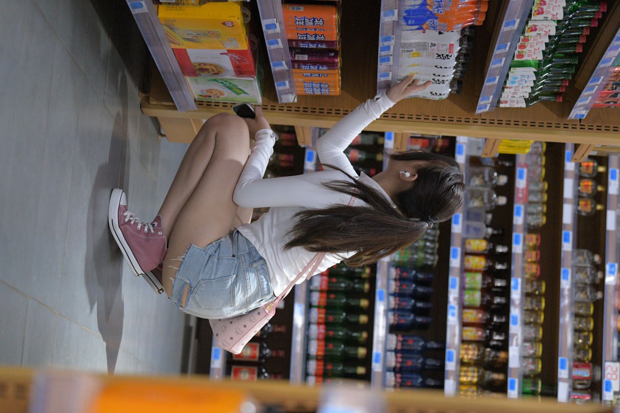图片[5]-紧身牛仔短裤骑自行车的漂亮女孩【588P】00053-探姐姐
