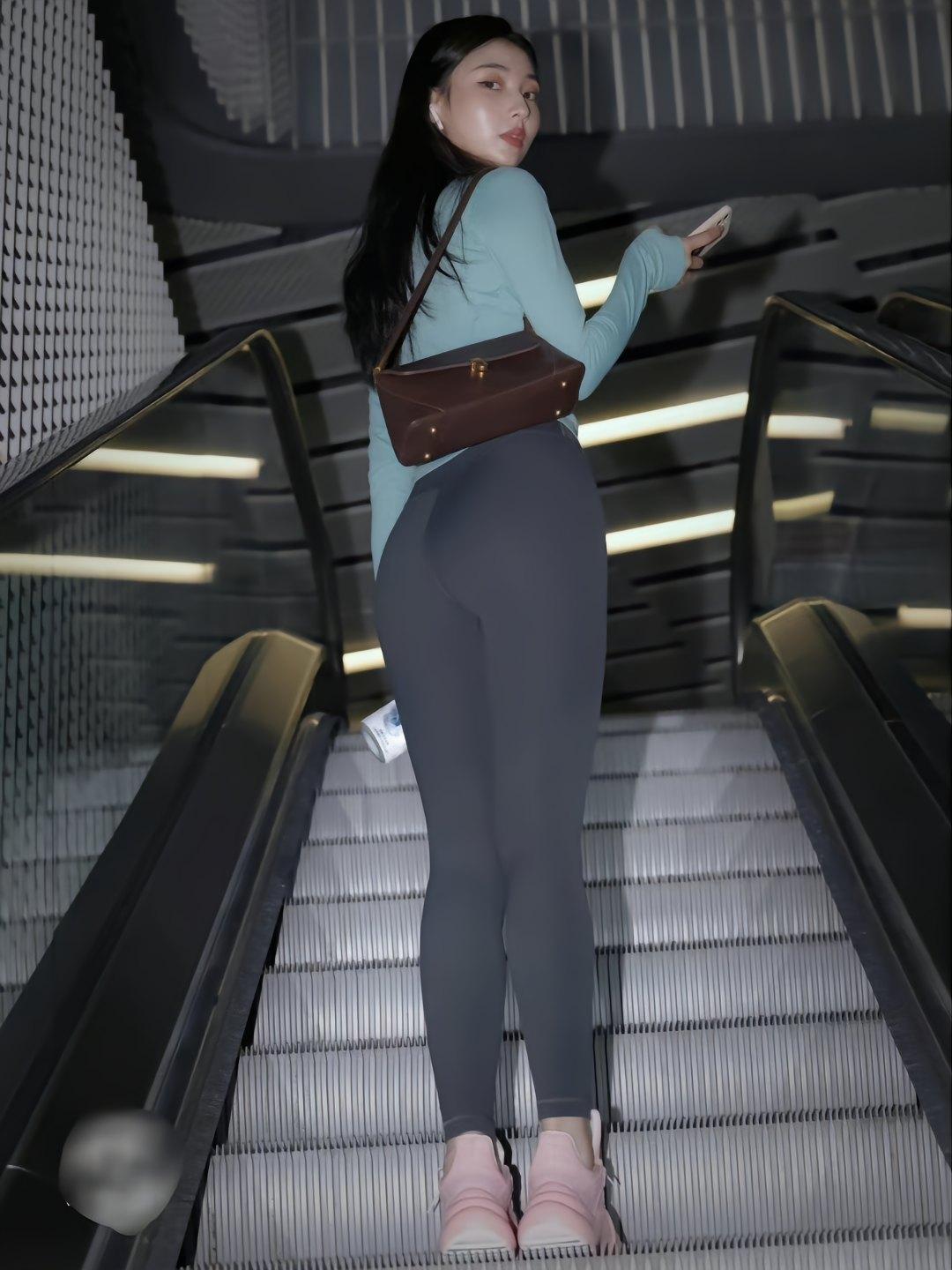 图片[1]-晚上逛商场的瑜伽裤漂亮女孩J2244 225P2V-15.1GB-探姐姐