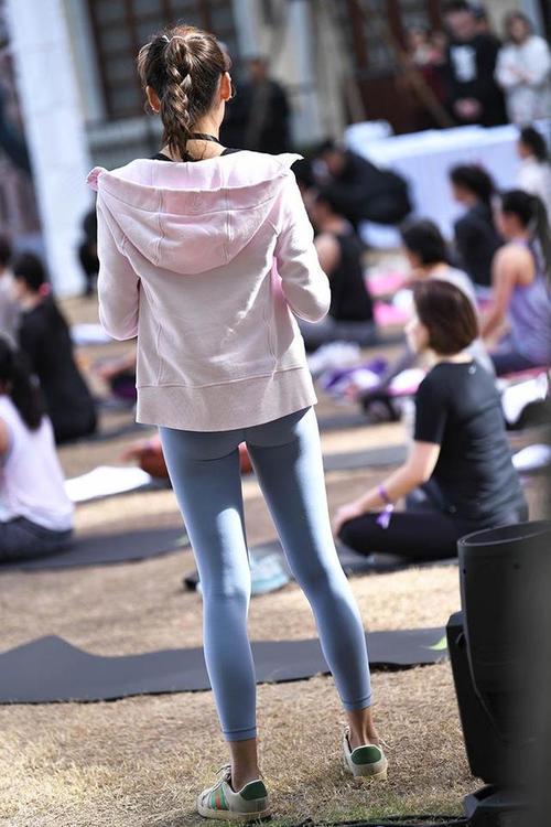 图片[2]-在广场看热闹的瑜伽裤女人-探姐姐