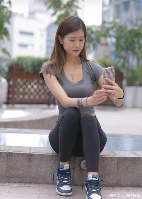 图片[1]-有小虎牙非常甜美的瑜伽裤女孩-探姐姐
