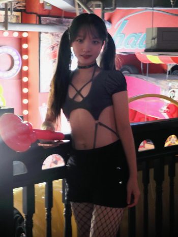 图片[2]-网格丝袜的清纯双马尾小姑娘-探姐姐