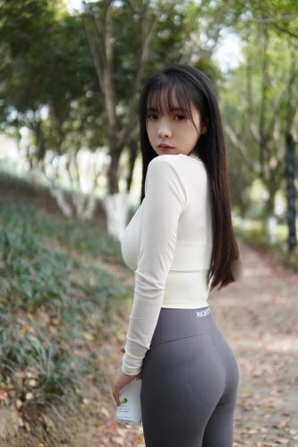 图片[9]-穿瑜伽裤爬山的长发少女-探姐姐