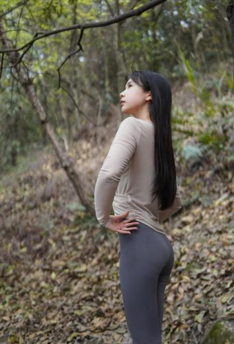 图片[5]-穿瑜伽裤爬山的长发少女-探姐姐