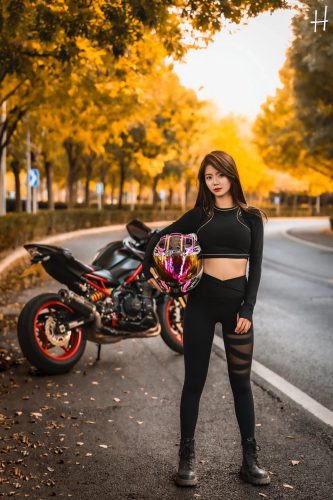 图片[1]-骑摩托车的瑜伽裤美女身材太好了！-探姐姐